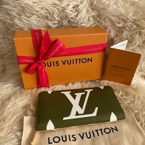 🌸LOUIS VUITTON GIANT COLLECTION ZIPPY WALLET🌸